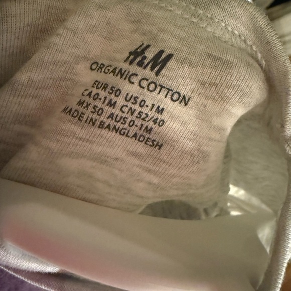 H&M Organic Cotton Baby Bodysuit Set – “I ❤️ Dad” & “I ❤️ Mom “ Newborn - Picture 4 of 6